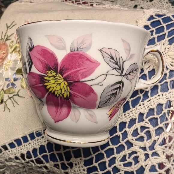 Royal Vale Vintage Bone China Footed Tea Cup Saucer Set Mauve Clematis Flower - Picture 6 of 10